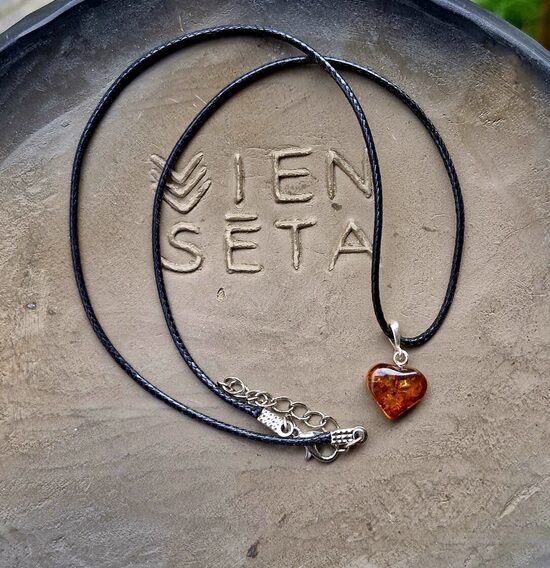 Amber stone necklase. Heart